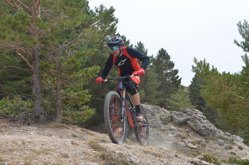 Un Especialista en Cross Country Corriendo Enduro