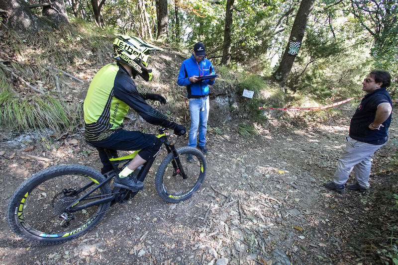 The start of stage 1. looks similar to a normal bike race.