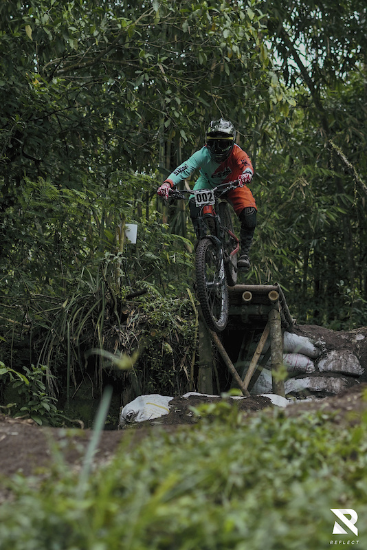 Racing in the middle of Bambooland Bikepark

@COMMENCALbicycles #commencal #reflectcinema #mtbindonesia