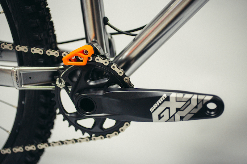 New FlareMAX featuring longshot geometry. 120mm trail scythe. Integrated chain device, larger main pivot bearings, uprated fork length for 120 to 140mm options.