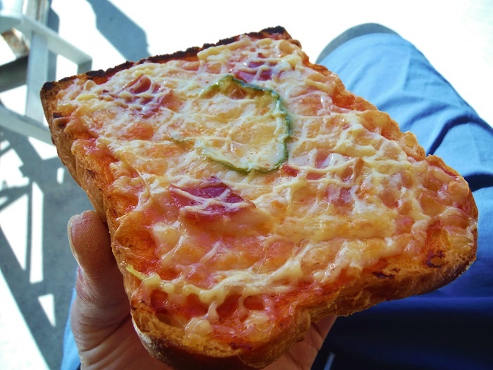 After the ride, to the small bakery in the city.
Today I ate pizza toast.