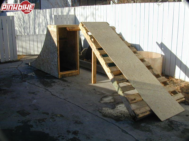 4 footer and ramp. Ramp is not finished but it is free.