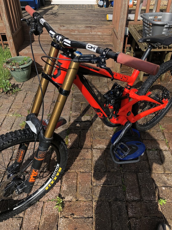 pump up bike tyre schrader valve