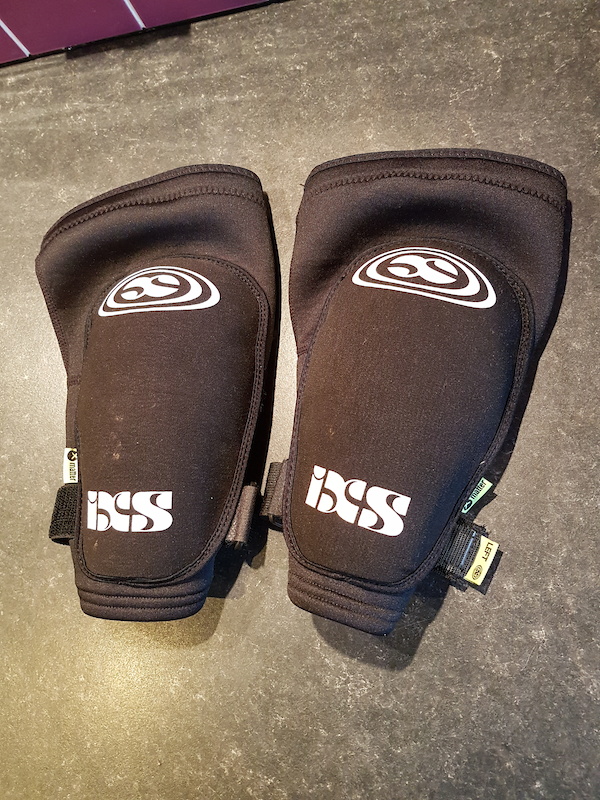 2017 IXS Flow Knee Pads Size L in Black For Sale