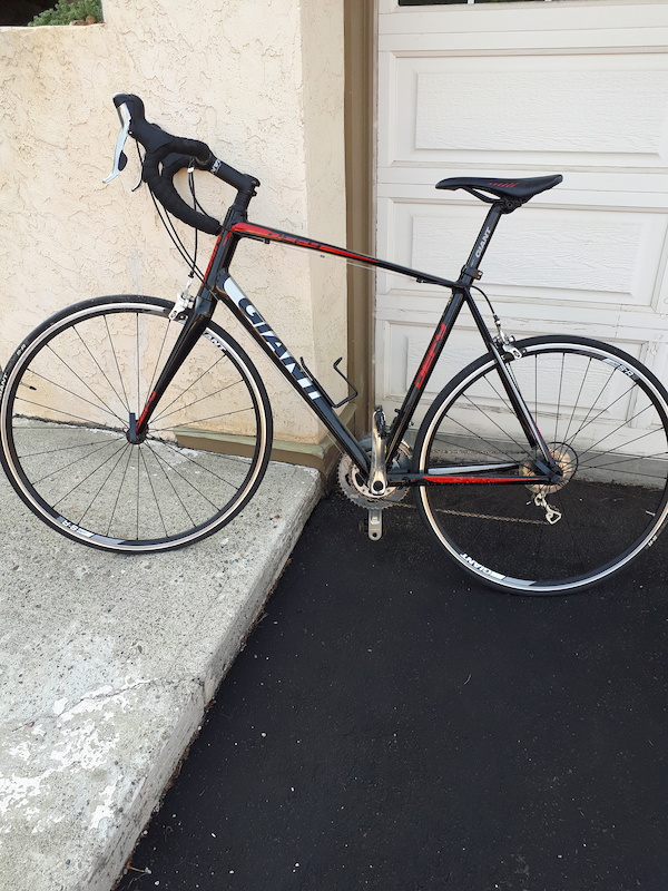 2013 Men's Giant Road Bike. For Sale