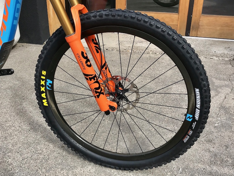 pivot reynolds carbon wheels