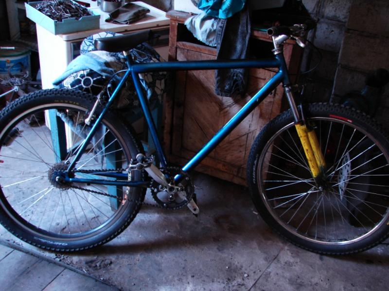 this is my shitbike!!! i built it when i had my Manitou Stance Fork in service... i've buitlt it from parts found in my garage... the only nice parts here are pedals, tires and rear rim...