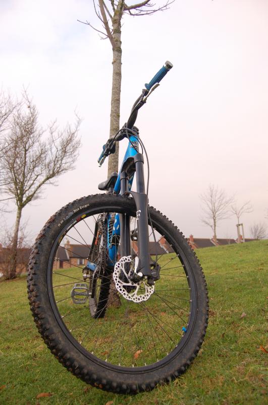 Static shot of my lovely electric blue Coiler, not much been done to it from stock; Husslefelt cranks, V12 Mags, Blackspire NS-1, ODI lockons, Azonic Equalizer stem. Oh, and a hand-made 'TF' sticker (Taunton Freeriders).