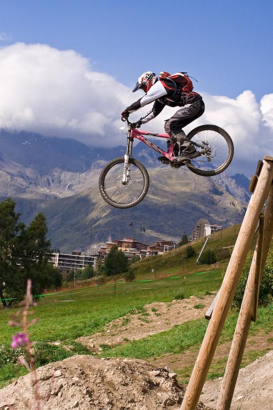 3,5m drop on Les 2 Alpes Bike Park w/ italian dhiller Elisa Canepa.
www.cristiano-guarco.com