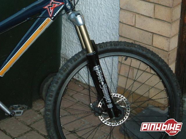 a close up of my 2003 Dirt jumper 3 forks!!! lovely!!!