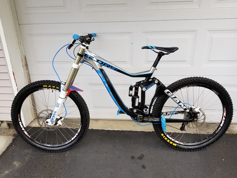 giant glory dh bike