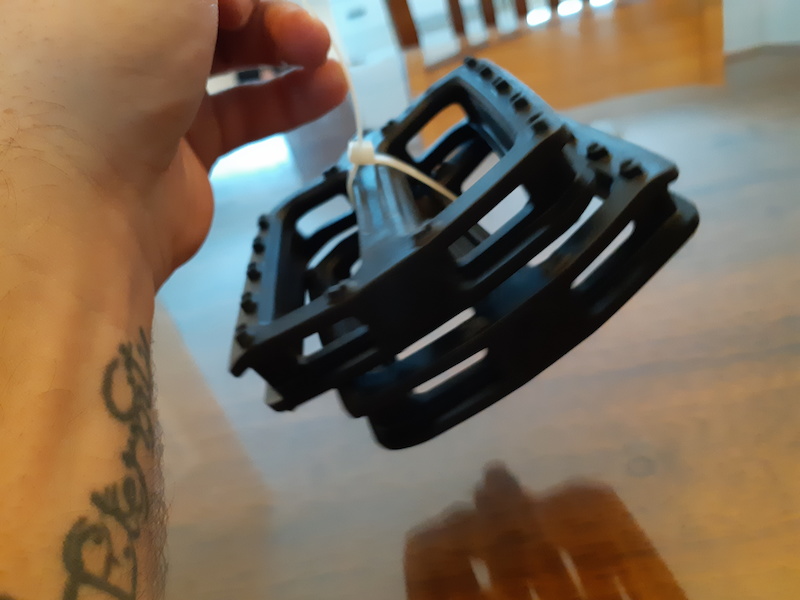 plastic flat pedals