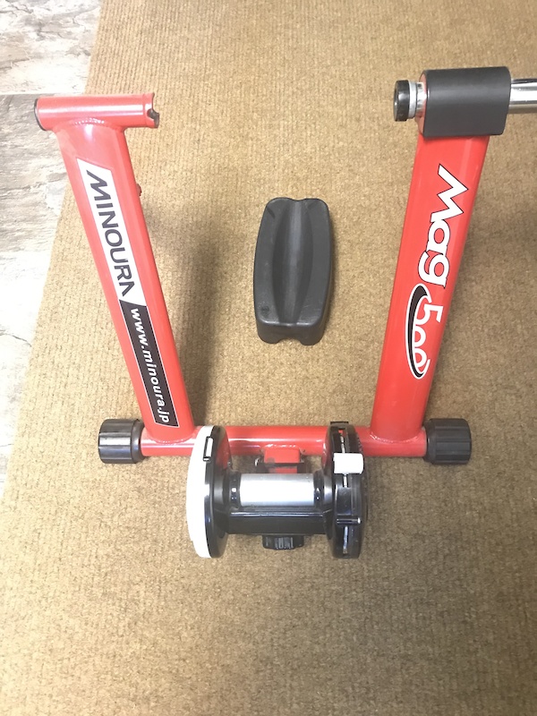 Minoura Mag 500 Bike Trainer with block For Sale