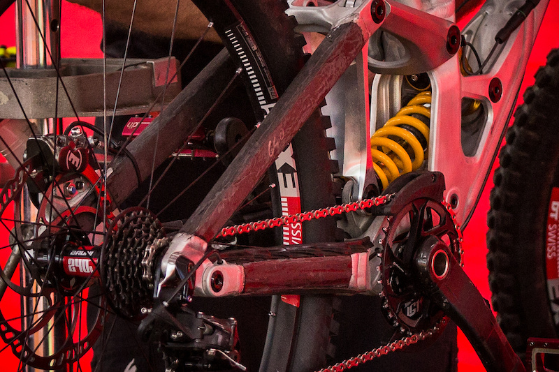 Spotted: Prototype 'Project Black' 27.5/29 Specialized DH Bike