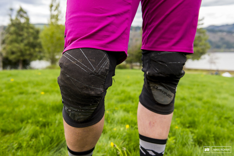 Graphite iXS Flow Knee Guards with XMatter 