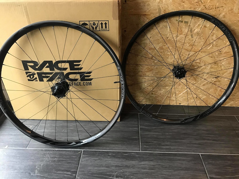 race face carbon wheels