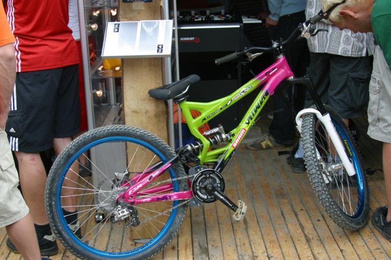 a lot of you may know this photo out of various internet-databases. It has been talen by me at the expo area of the adidas slopestyle.
Maybe the most kinkiest paintjob ever done...