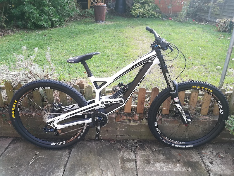 2015 YT Tues CF Comp Bike Medium Downhill Bike For Sale