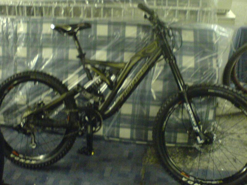 a bit of a blurred shot of my new bike- norco atomik 2007