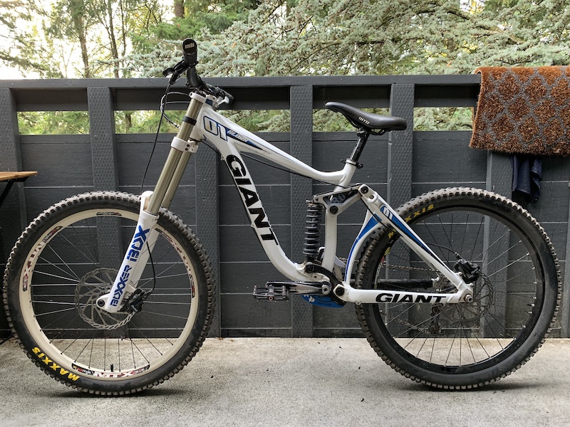 giant glory dh bike