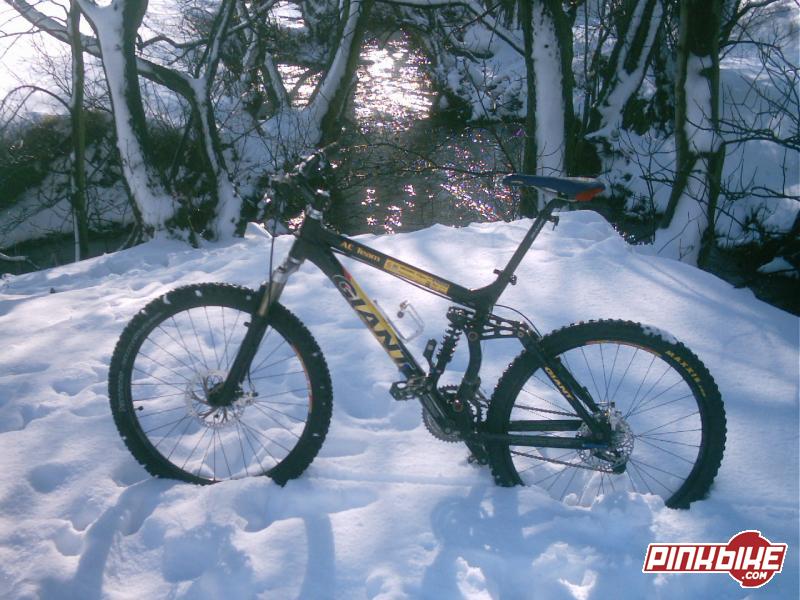 My 02 Giant AC, built with '01 modified Z4 bombers, hope XC/317s, Minis, SramX7/XTR, Raceface Prodigy C'set, Maxxis/Panaracer Tyres.  

This bike was stolen in York in April '04.  Notify York Police if you see it around.  Ta