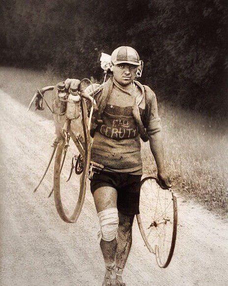 Tour de France 1928 the Italian Giusto Cerutti .. remains on foot and without mechanical assistance after breaking the front wheel! Legendary images!