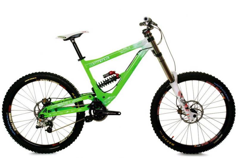 Commencal Supreme DH 2009 :

Compared with the 2008 production version of the Supreme DH:

- a lower shock mount to increase saddle height adjustment, and lower the centre of gravity
- a wider 83mm BB to increase rigidity
- 200mm of front and rear travel, with a 240mm x 76.5mm shock
- ISCG 05
- possibility to adjust the braking balance of the bike via the rear disc brake mount