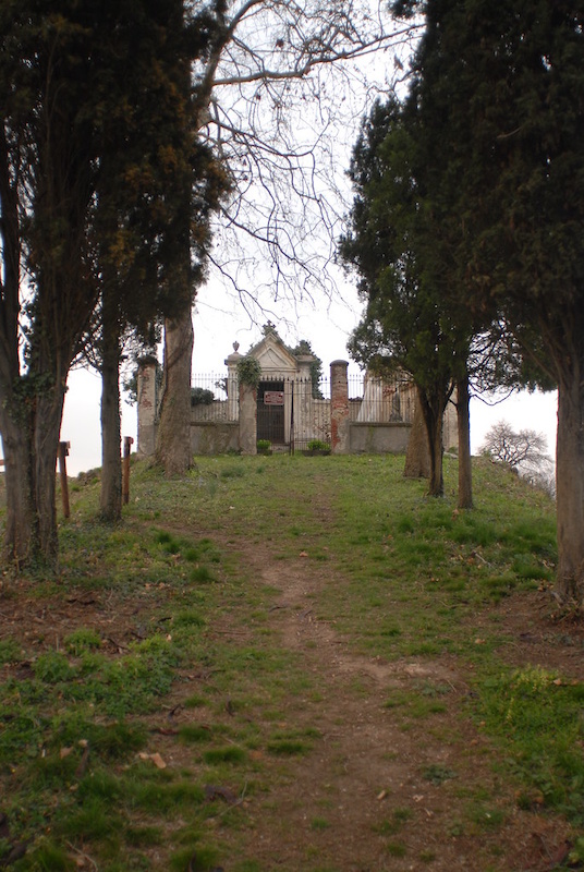Piccolo e antico cimitero con una cappella dedicata a S. Martino.