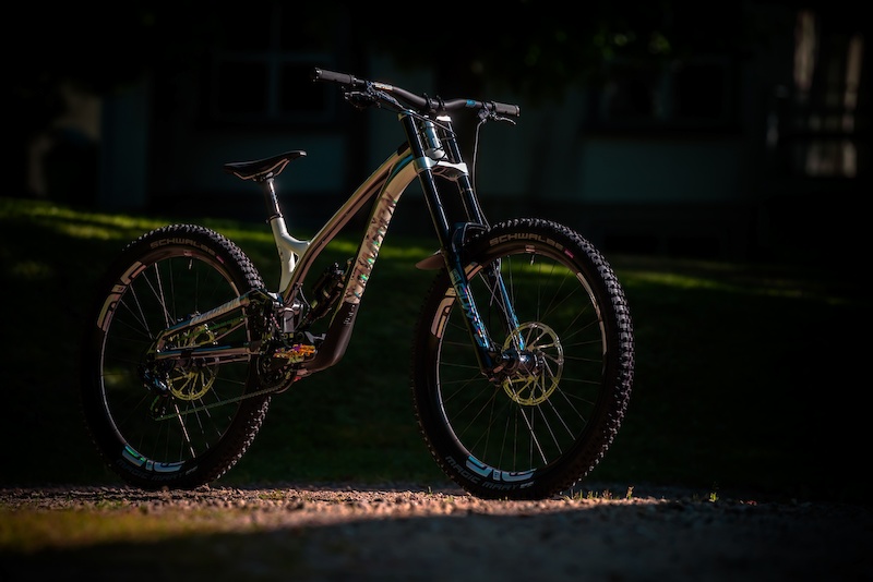 Commencal Updates Supreme with New Kinematics & Idler Pulley 