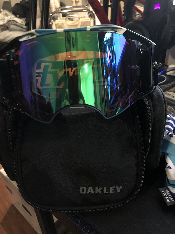 2020 Oakley Airbrake MX Chad Reed Signature Series Goggle For Sale