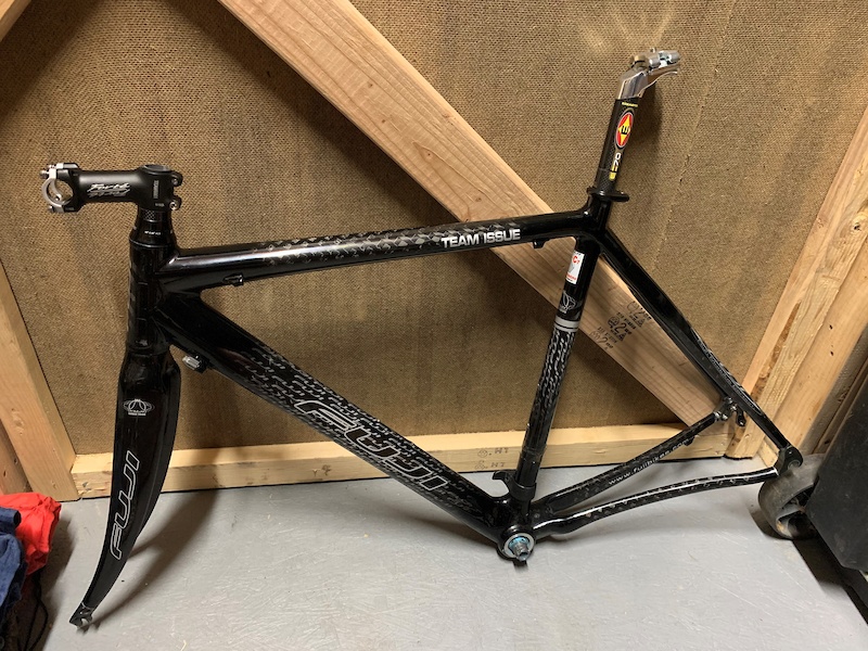 fuji team issue road bike