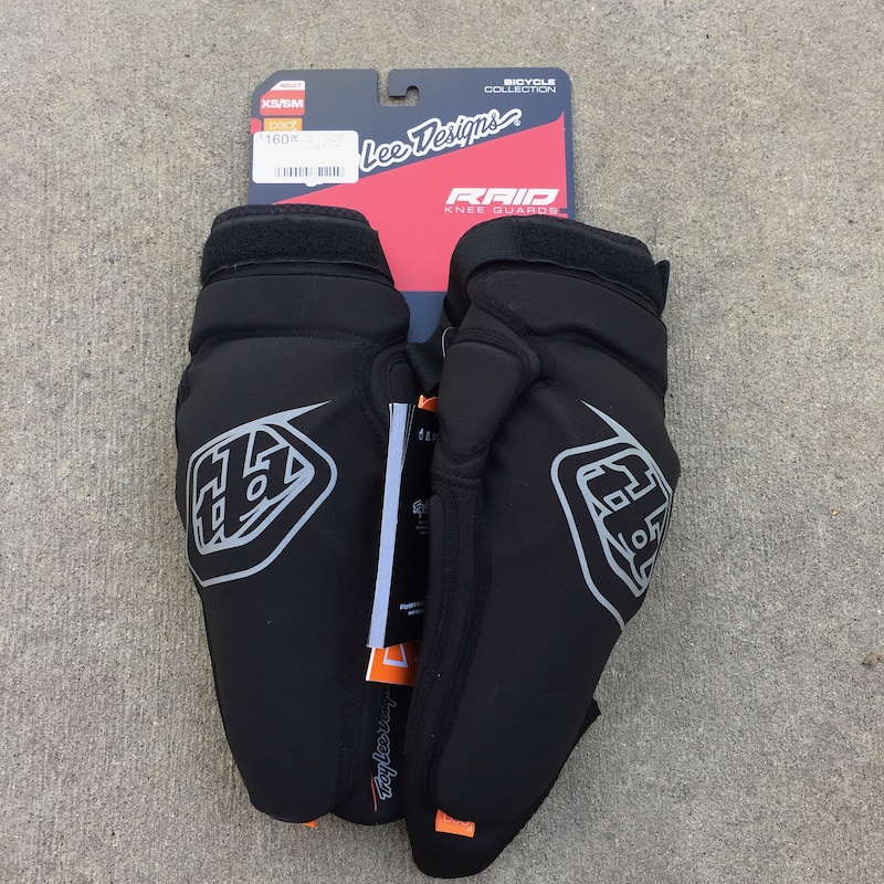 2020 TLD Raid D30 knee pads XS/SM *NEW* For Sale