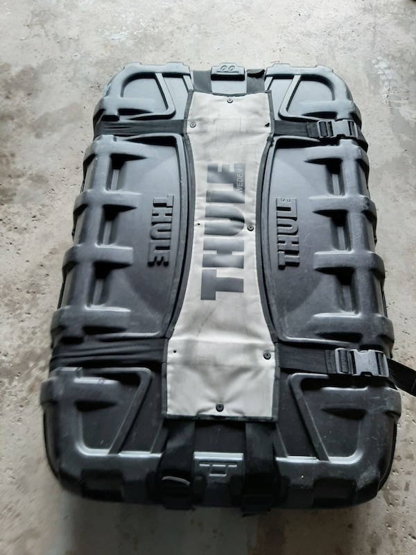 2013 Thule Hard Shell travel case For Sale