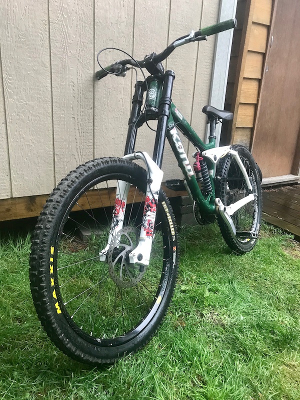 2010 Kona Sticky Deluxe 