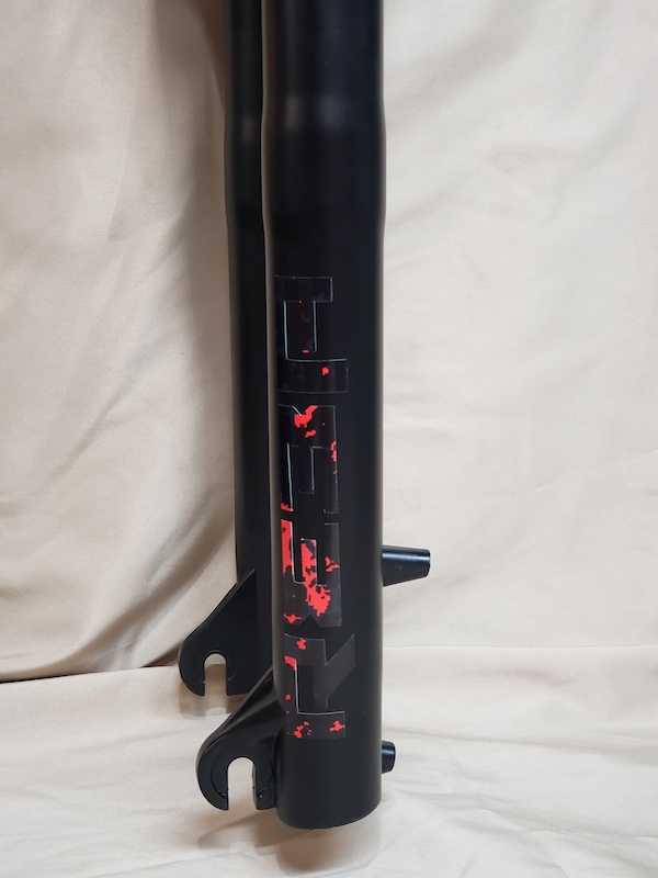2010 Rockshox Reba Race 100mm
Custom Decals 7 1/4" tapered steer
dual air / motion control remote damper
std QR dropouts 
just rebuilt 
has some wear on the stanchions doesn"t affect performance or leak