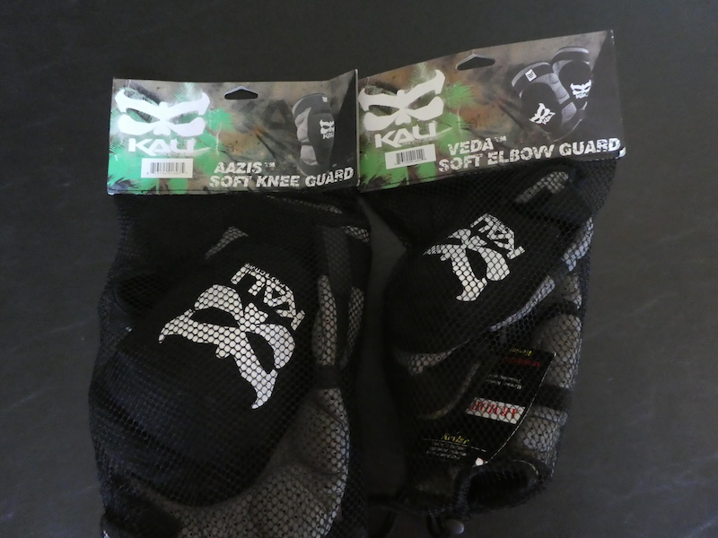 Set of Kali AAZIS Knee and VEDA Elbow Pads Medium For Sale
