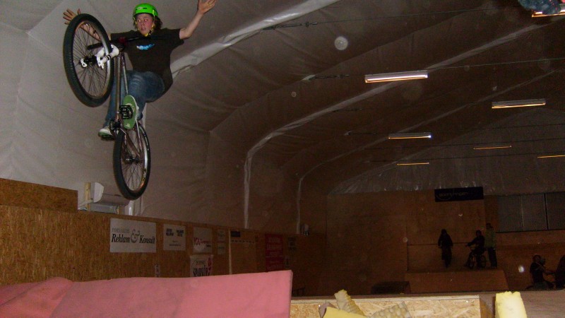 Tom (myself) nohander.
To be honest with you, this was one of my tryes to do tuck no hander, but it end up with a no hander ;)