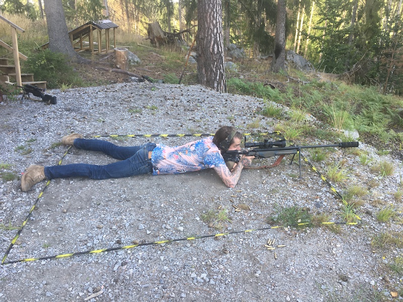 Me, shooting steel at 1000 meters.
Scored 4/6 hits.
Making shit look good, sporting jeans and hawaii t-shirt.