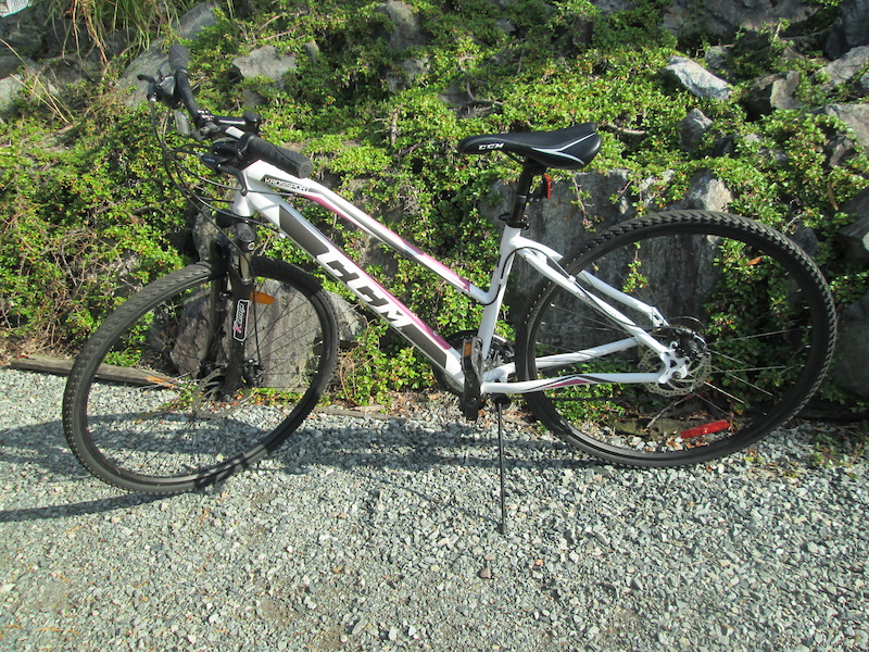 Ccm women's 2024 hybrid bike