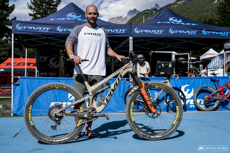 Video: Actual Weights of Pro Enduro Bikes with Ed Masters - Pinkbike