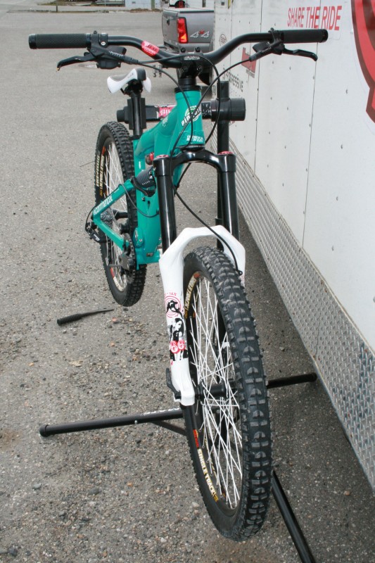 Front view of the Commencal Furious.