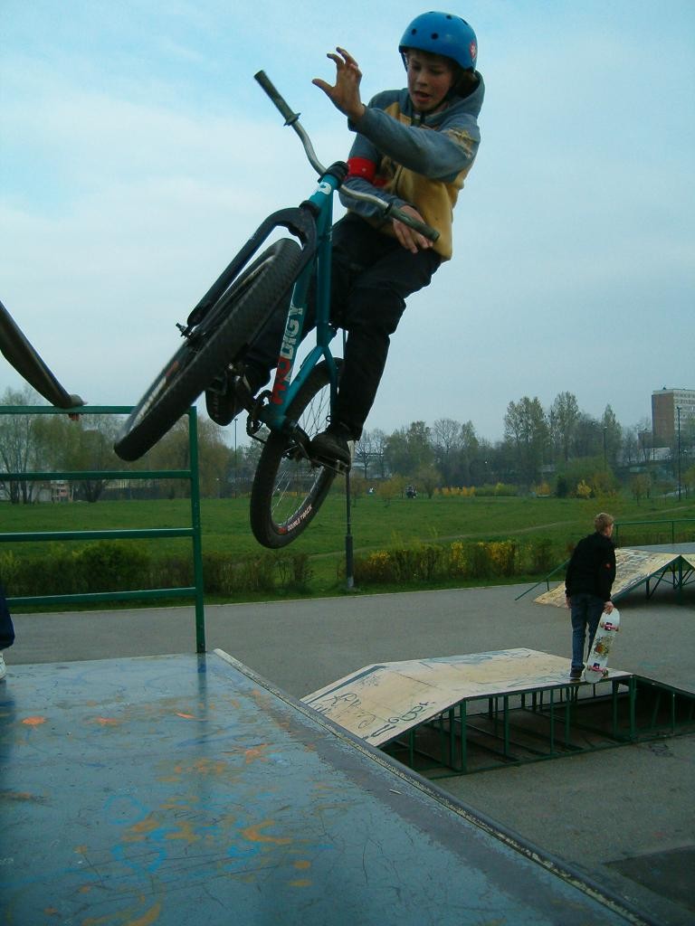 barspin jumping on quater.