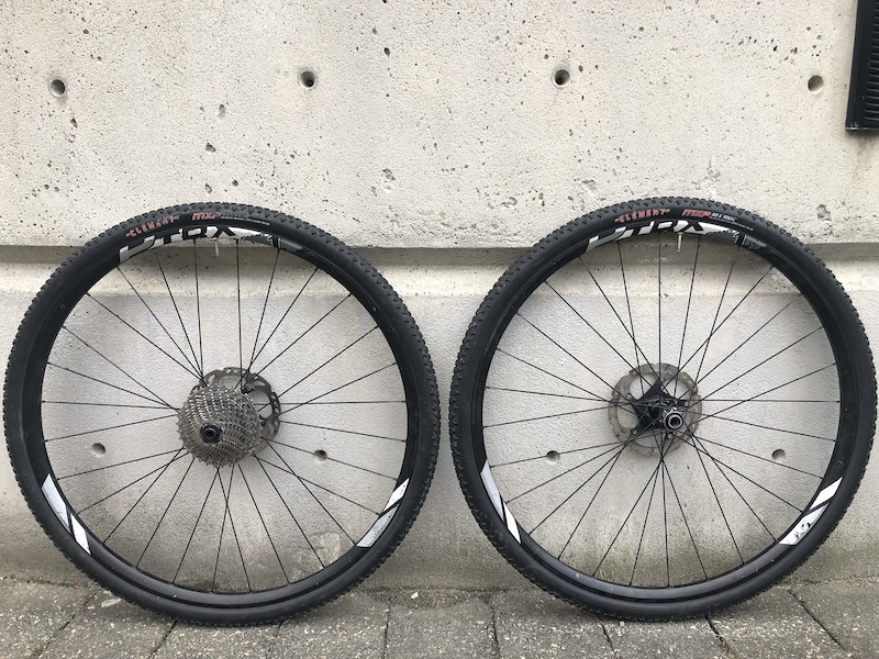 Giant/DT Swiss P-TRX disc/tubeless/TA wheels For Sale