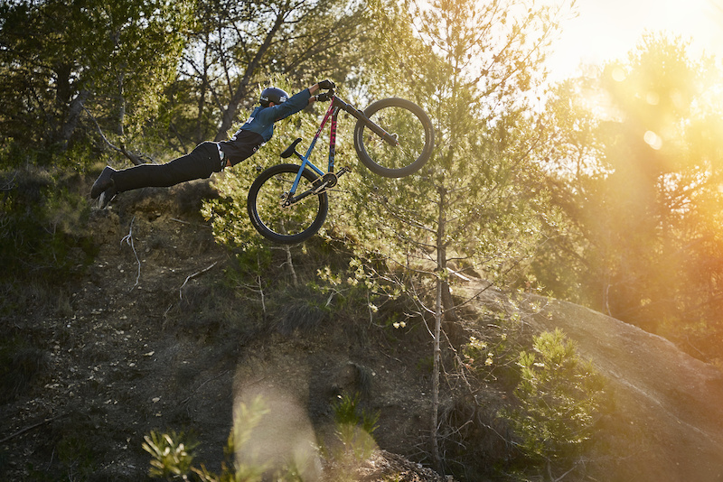 Video: Starting 2021 Off With Style on the Dirt Jumper - Pinkbike