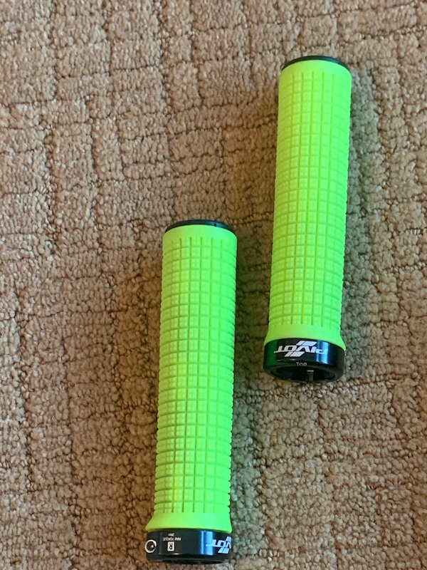 pivot bike grips