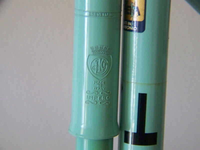 Frame pump in Bianchi's Celeste colour