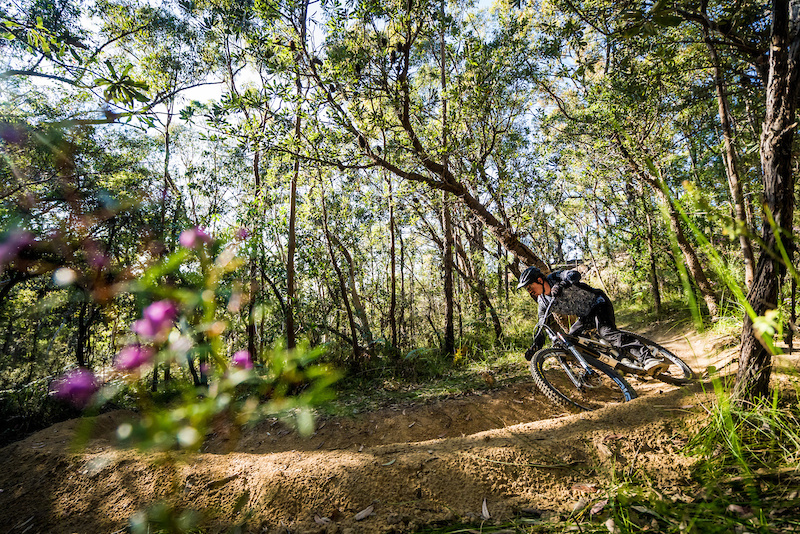 Video: Charging Hard on Dusty Australian Trails - Pinkbike