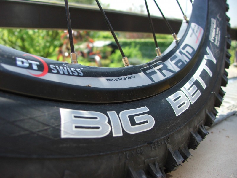 Rims: DT Swiss 6.1D
Tires: Schwalbe Big Betty 2.4