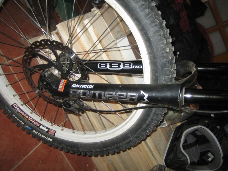sun doublewide 24"
schwalbe space 24*2.35
novatec front hub 20mm
marzocchi 888 rc 2005
hayes hfx 9 HD 203mm