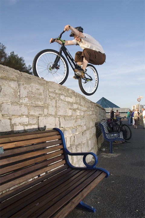Rowan hooks up a huge wall on Southsea Seafront. © Mike Deere